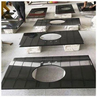 Absolutni zgornji del iz črnega granita
