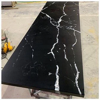 Črni pulti iz kvarca Calacatta